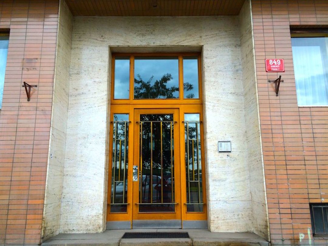 Čištění travertinových fasád